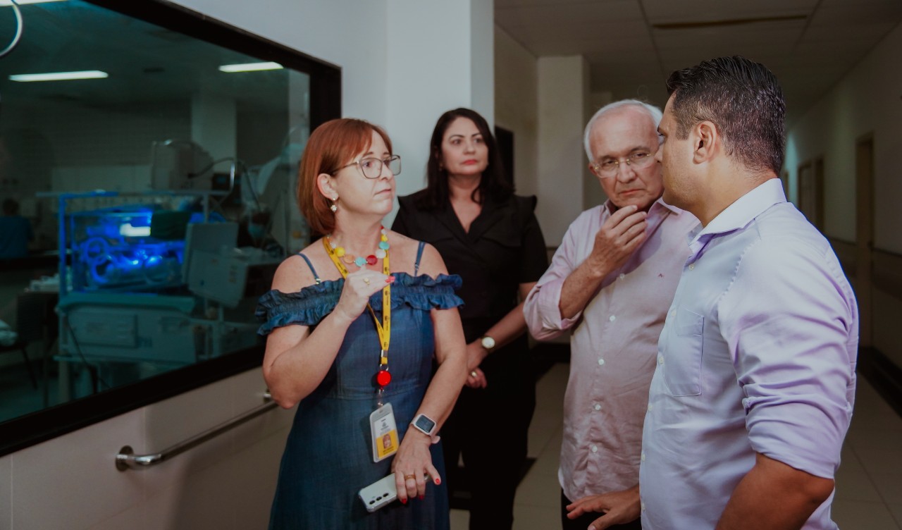 grupo de pessoas no corredor do hospital da mulher“Este é um hospital que tem um potencial cirúrgico e ambulatorial enorme. Foi feita recentemente a renovação do parque de incubadoras das UTIs, e foram entregues equipamentos para ampliar a capacidade de operação de cirurgias por vídeo no hospital”, declarou Garde